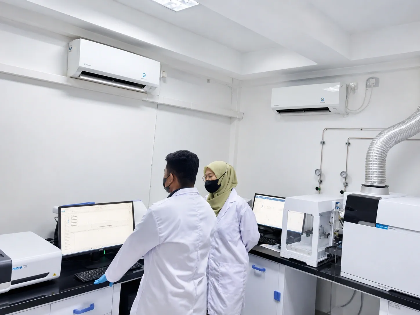 Analis Mahatidana melakukan pengujian contoh air di laboratorium