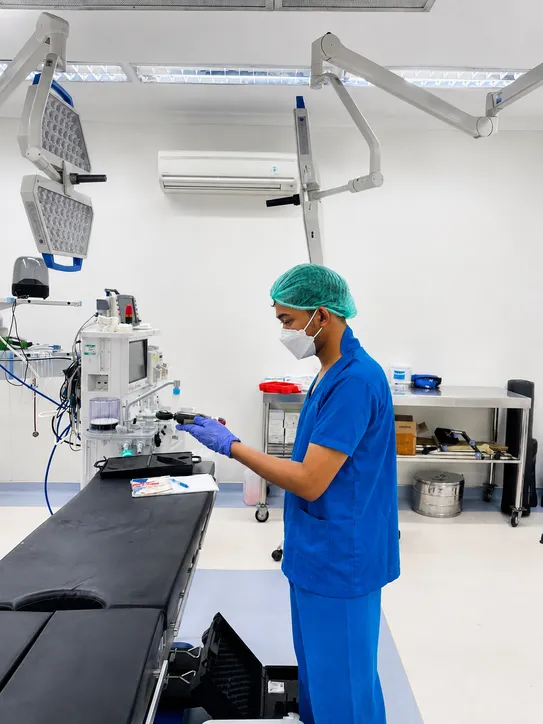 Pelaksanaan pengujian mikrobiologi di fasilitas kesehatan